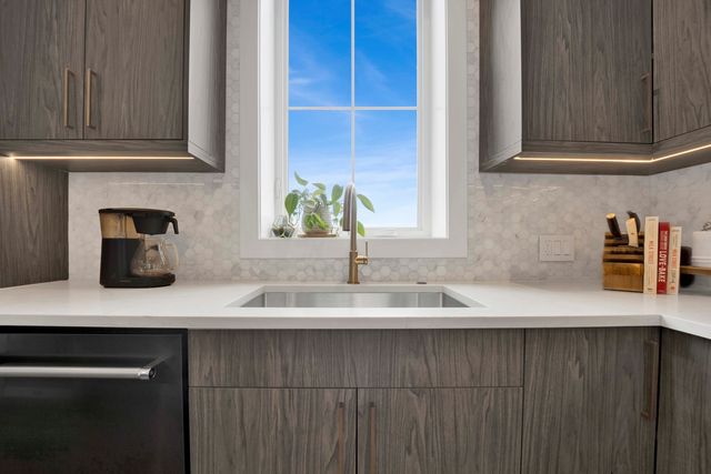 5015 N CLARK Street 304, Chicago, IL 60640