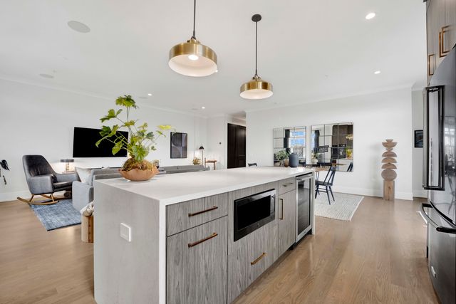 5015 N CLARK Street 304, Chicago, IL 60640