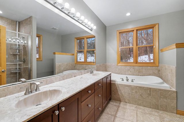 10151 Walnut Shores Drive, Fenton, MI 48430