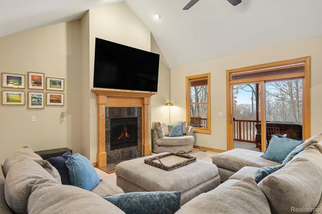 10151 Walnut Shores Drive, Fenton, MI 48430