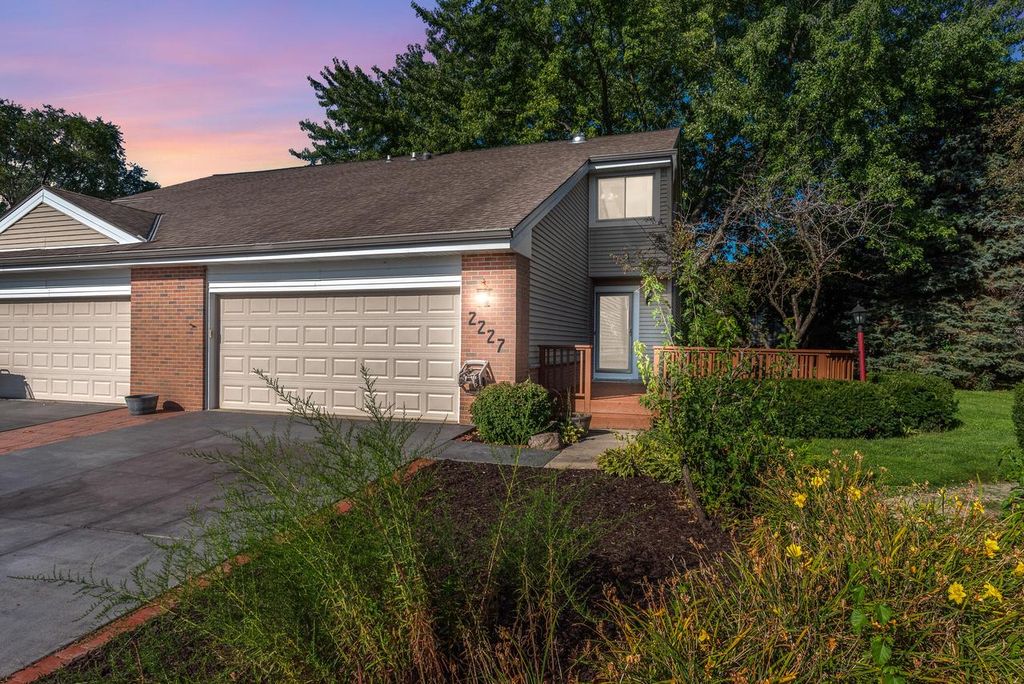 2227 E Excalibur COURT, Oak Creek, WI 53154