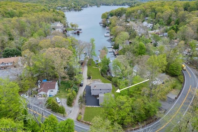 385 Maxim Dr, Hopatcong Boro, NJ 07843