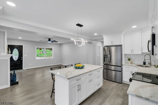 385 Maxim Dr, Hopatcong Boro, NJ 07843