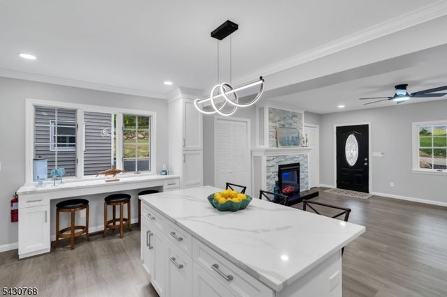 385 Maxim Dr, Hopatcong Boro, NJ 07843