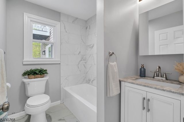 385 Maxim Dr, Hopatcong Boro, NJ 07843