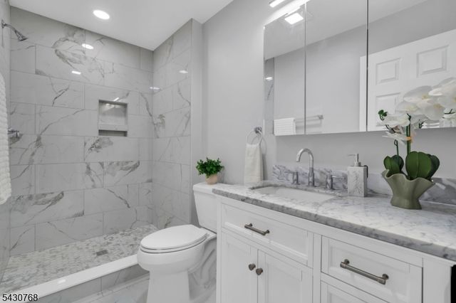 385 Maxim Dr, Hopatcong Boro, NJ 07843