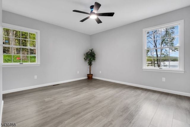 385 Maxim Dr, Hopatcong Boro, NJ 07843