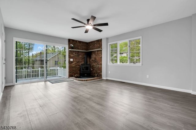 385 Maxim Dr, Hopatcong Boro, NJ 07843