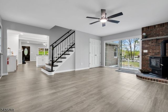 385 Maxim Dr, Hopatcong Boro, NJ 07843