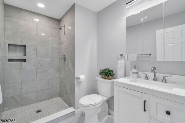 385 Maxim Dr, Hopatcong Boro, NJ 07843