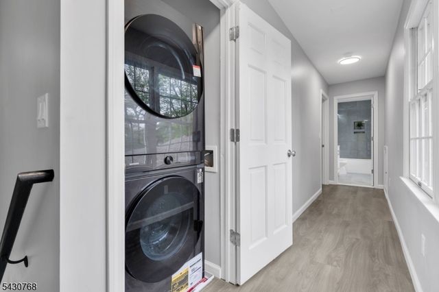 385 Maxim Dr, Hopatcong Boro, NJ 07843