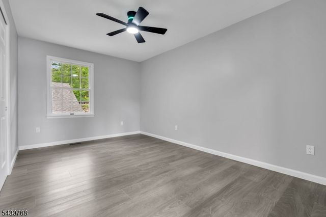 385 Maxim Dr, Hopatcong Boro, NJ 07843