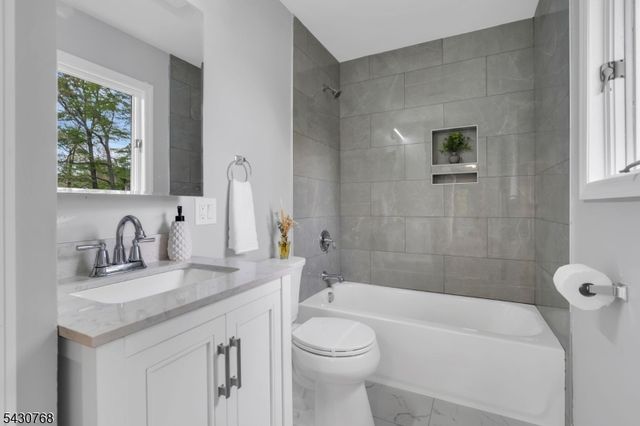 385 Maxim Dr, Hopatcong Boro, NJ 07843