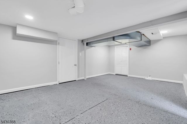 385 Maxim Dr, Hopatcong Boro, NJ 07843