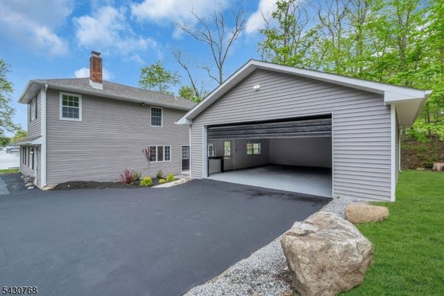 385 Maxim Dr, Hopatcong Boro, NJ 07843