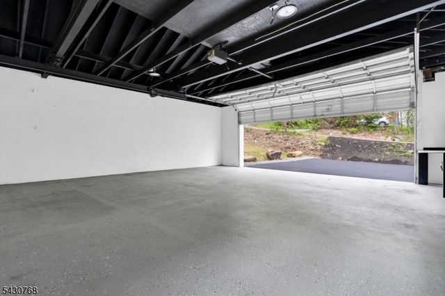385 Maxim Dr, Hopatcong Boro, NJ 07843