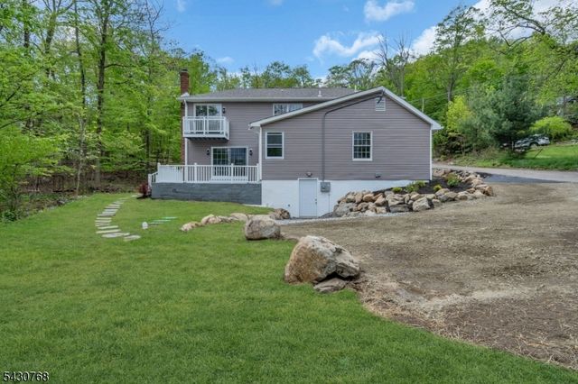 385 Maxim Dr, Hopatcong Boro, NJ 07843