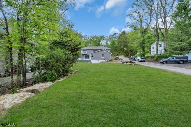 385 Maxim Dr, Hopatcong Boro, NJ 07843