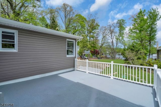385 Maxim Dr, Hopatcong Boro, NJ 07843