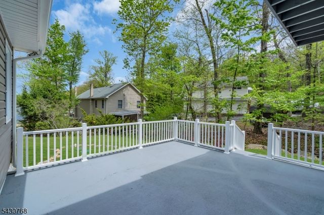 385 Maxim Dr, Hopatcong Boro, NJ 07843