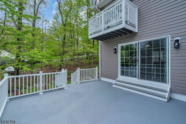 385 Maxim Dr, Hopatcong Boro, NJ 07843