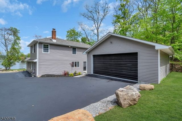 385 Maxim Dr, Hopatcong Boro, NJ 07843