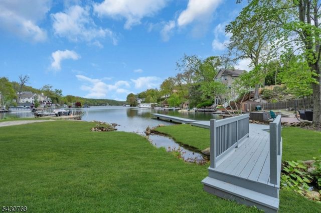 385 Maxim Dr, Hopatcong Boro, NJ 07843