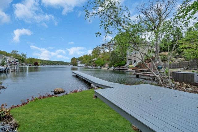 385 Maxim Dr, Hopatcong Boro, NJ 07843