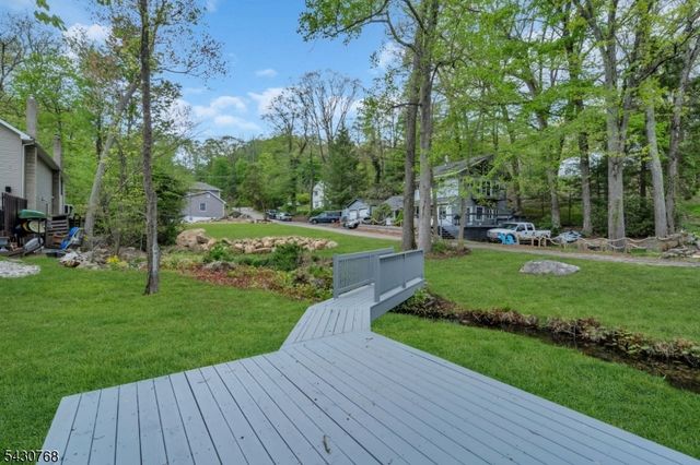 385 Maxim Dr, Hopatcong Boro, NJ 07843