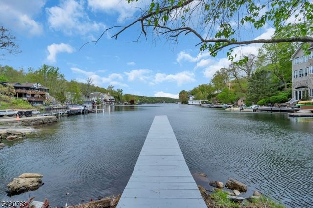 385 Maxim Dr, Hopatcong Boro, NJ 07843