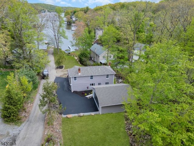 385 Maxim Dr, Hopatcong Boro, NJ 07843