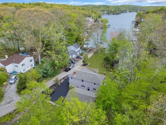 385 Maxim Dr, Hopatcong Boro, NJ 07843