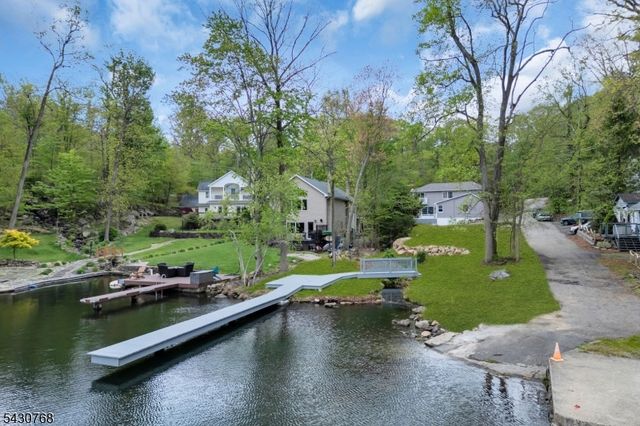 385 Maxim Dr, Hopatcong Boro, NJ 07843