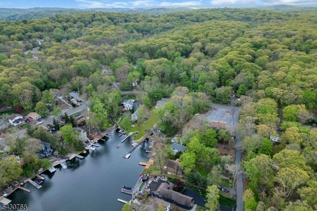 385 Maxim Dr, Hopatcong Boro, NJ 07843