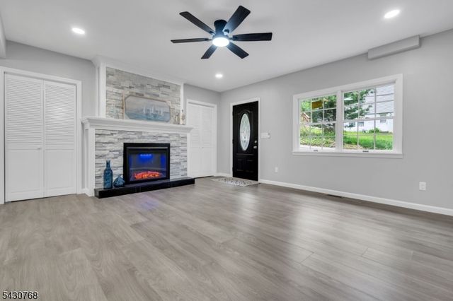 385 Maxim Dr, Hopatcong Boro, NJ 07843