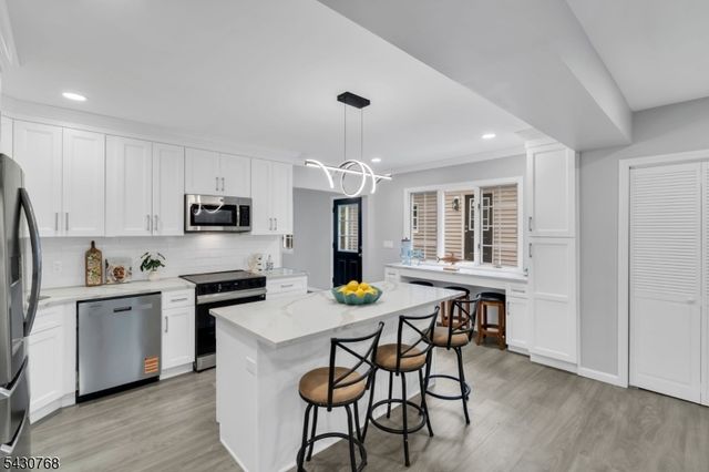 385 Maxim Dr, Hopatcong Boro, NJ 07843