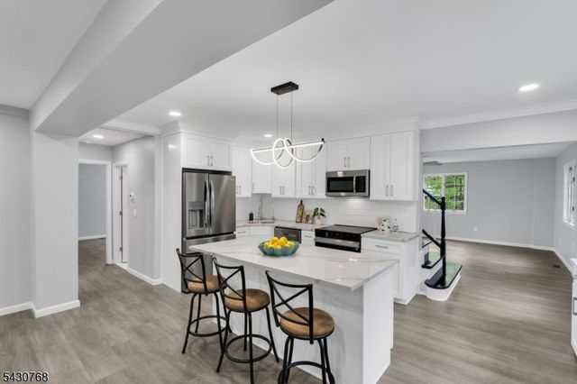 385 Maxim Dr, Hopatcong Boro, NJ 07843
