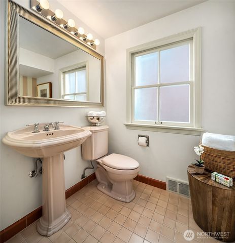 4206 W Glenmont Lane, Seattle, WA 98199