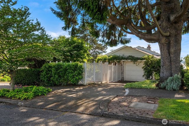 4206 W Glenmont Lane, Seattle, WA 98199