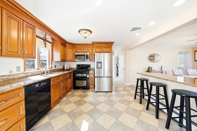 22 Longwood Ave, Woburn, MA 01801