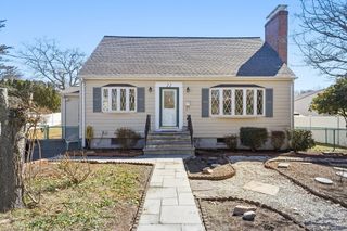 22 Longwood Ave, Woburn, MA 01801