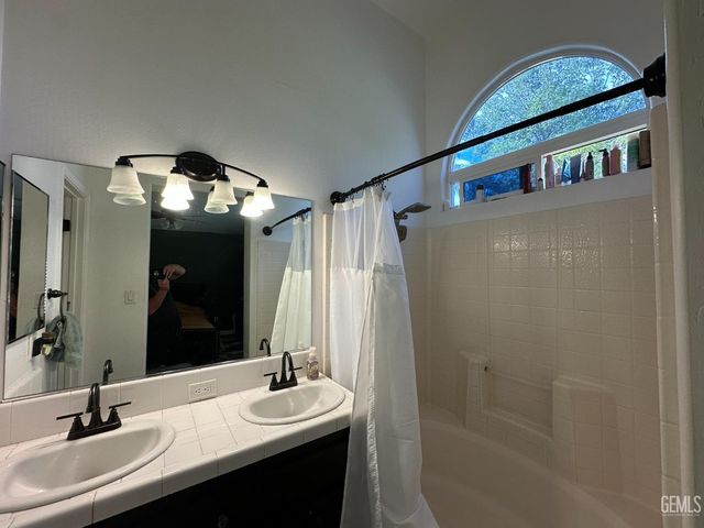 8806 Rollingbay Drive, Bakersfield, CA 93312