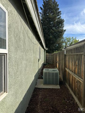 8806 Rollingbay Drive, Bakersfield, CA 93312