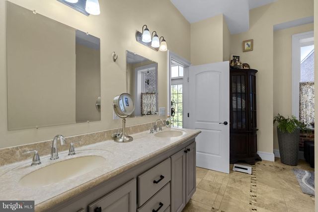 305 N QUEEN ST, Lancaster, PA 17603