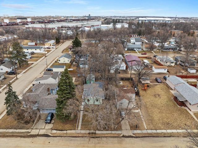 105 17th St SE, Minot, ND 58701
