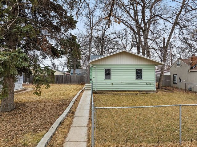 105 17th St SE, Minot, ND 58701