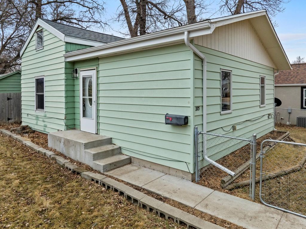105 17th St SE, Minot, ND 58701