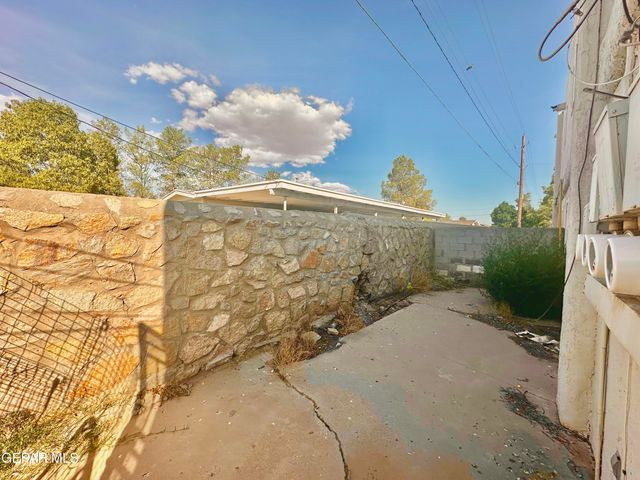421 Panahi Road, Socorro, TX 79927