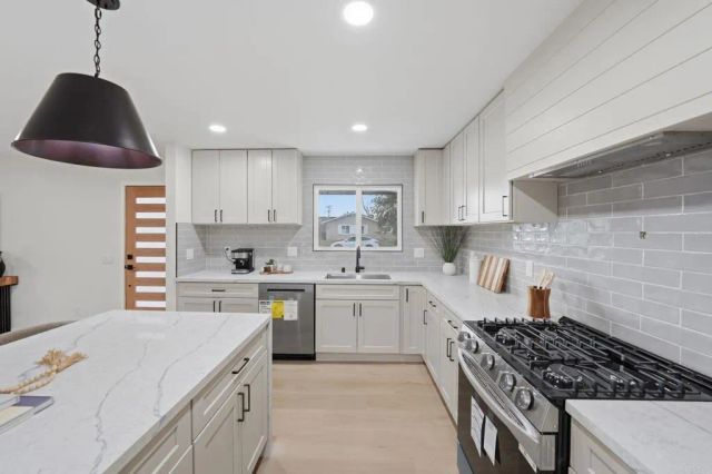 3296 Via Bartolo, San Diego, CA 92111