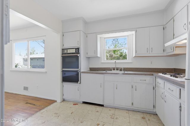 14 Woodridge Avenue, Toms River, NJ 08755